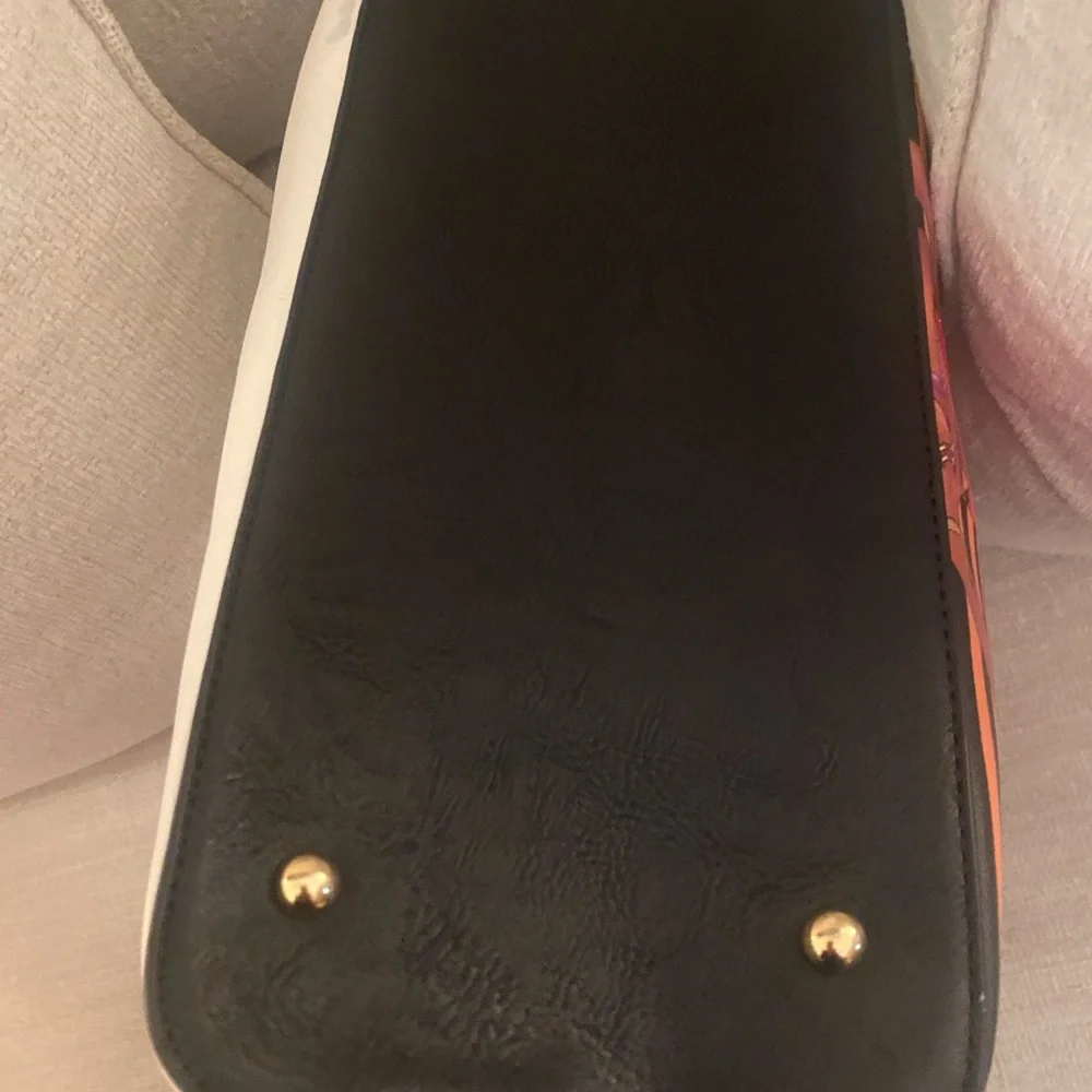 Handbag - Picture 6 of 6